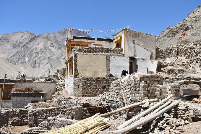 Một ngôi làng ở Ấn Độ chỉ được dùng điện 3 tiếng mỗi ngày