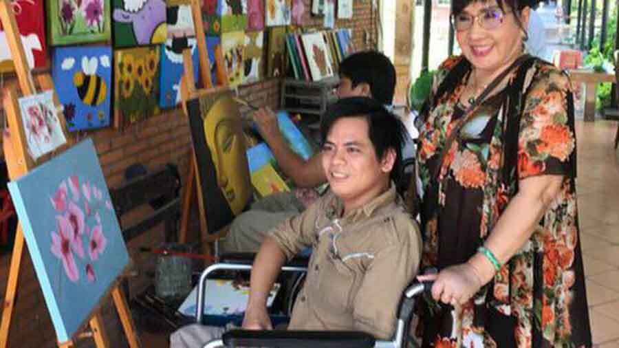 Nghệ sĩ cải lương Lệ Thủy hưởng ứng hết lòng tranh vẽ của người khuyết tật