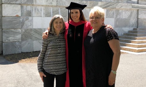 Một cô giáo từ hồi lớp sáu được học sinh mời dự lễ tốt nghiệp Harvard