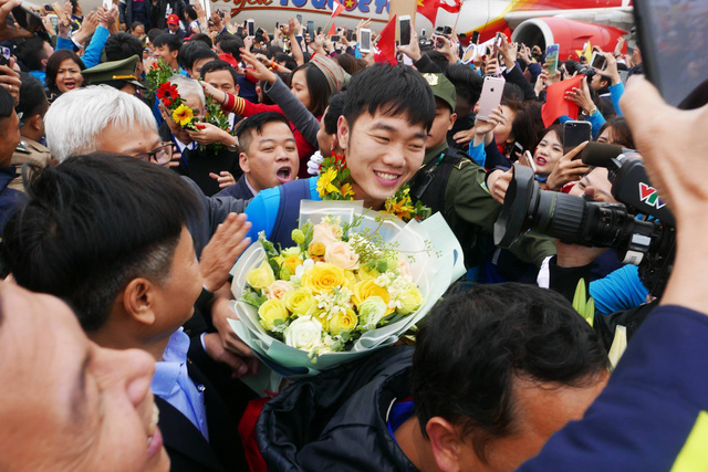 Hình ảnh khó quên của các cầu thủ U23 bên cạnh người hâm mộ