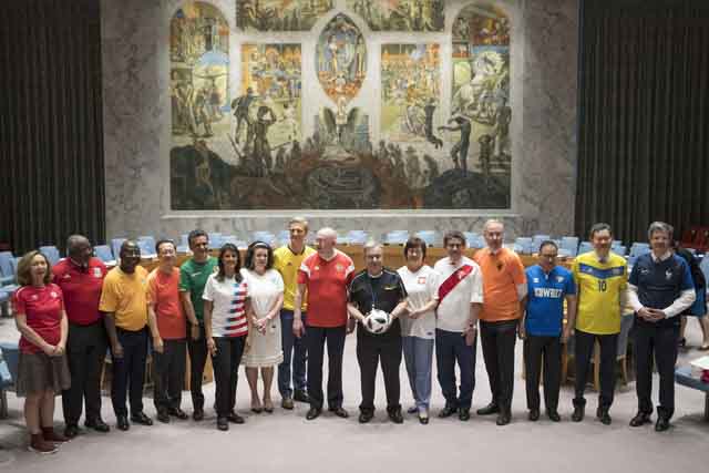 Cơn sốt World Cup lan rộng, các đại sứ Hội đồng Bảo an mặc áo đấu chơi bóng