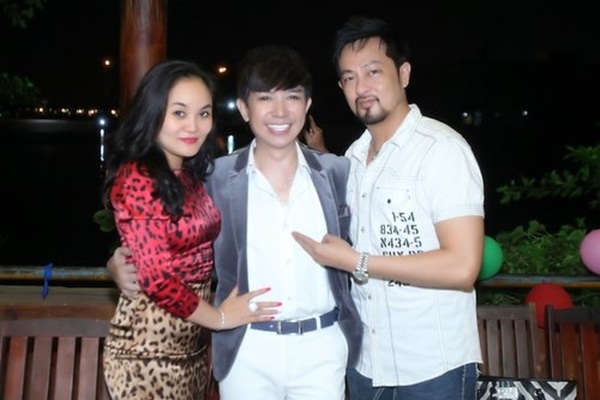 Nam ca sĩ 16 năm nhờ vợ để vượt qua tin đồn giới tính