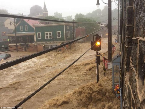 Một thành phố ở Mỹ chìm trong biển nước vì lũ quét