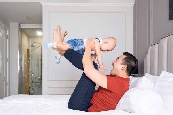 Thúy Diễm vắng nhà, Lương Thế Thành trổ tài chăm con ai cũng thán phục