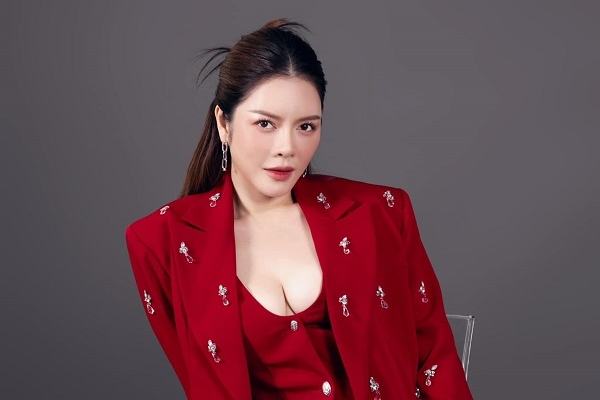 Lý Nhã Kỳ bức xúc vì bị fans cuồng ‘khủng bố’ tinh thần 