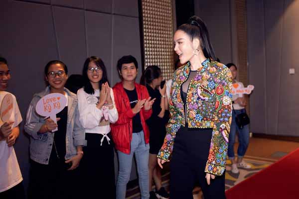 Lý Nhã Kỳ nói thật: ‘Đi nước ngoài cũng mang theo mắm tôm vì thèm’