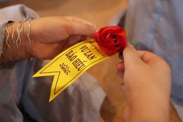 Bông hồng cài áo – Thông điệp hiếu thảo trong sự tỉnh thức