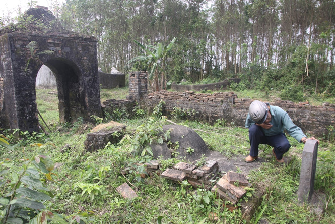 Mộ phi tần vua Thành Thái bị bỏ quên trong hoang tàn