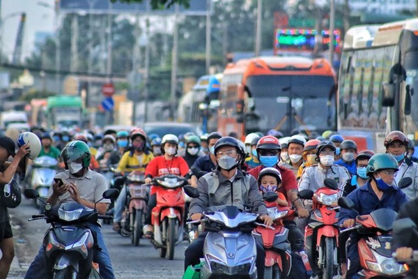 Dịp lễ 30/4 – 1/5:  Người dân đổ về quê, xe ùn tắc khắp các tuyến đường