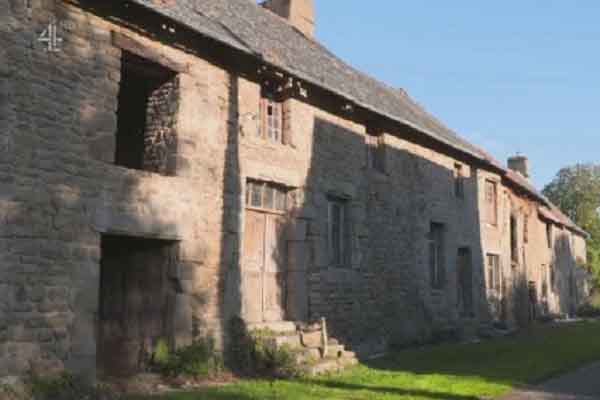 Ở Anh không mua nổi một căn nhà nhỏ, hai chàng trai sang Pháp mua cả ngôi làng