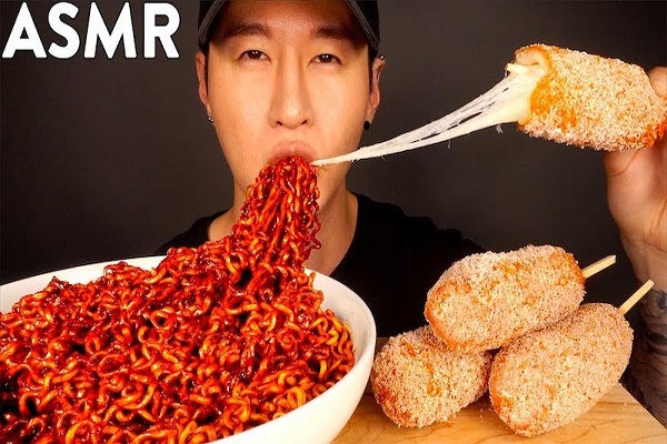 Tại sao nhiều người thích xem người khác ăn uống trên mạng xã hội?