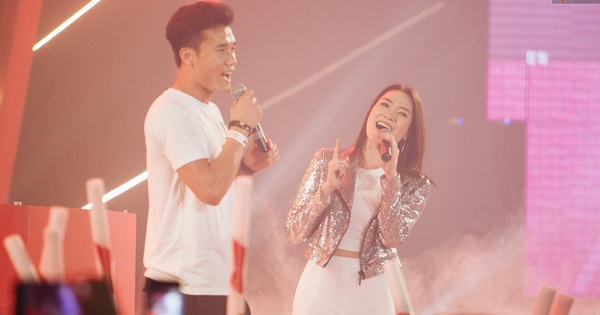 Bùi Tiến Dũng bất ngờ xuất hiện ôm chầm lấy Mỹ Tâm