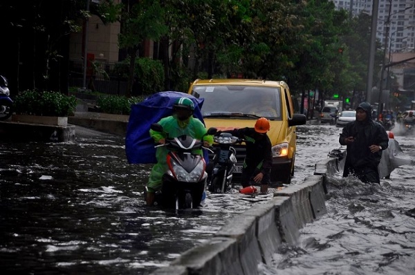 Sau trận mưa lớn, nhiều đường bị ngập nặng ở TP.HCM