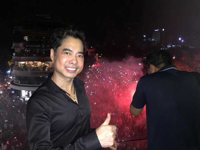 Ca sĩ Ngọc Sơn reo hò giữa hồ Gươm mừng Olympic Việt Nam vào bán kết