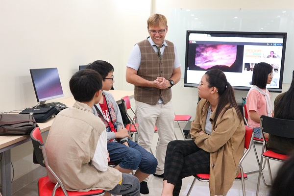 Vì sao cần cho con học tiếng Anh từ sớm?