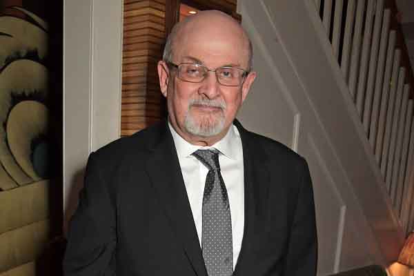 Nhà văn Salman Rushdie bị đâm nhiều nhát trên sân khấu