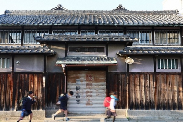 Nhật Bản biến nhà tắm bỏ hoang thành văn phòng làm việc