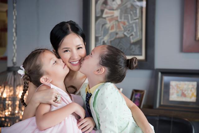 Hậu ly hôn, 3 mẹ con Hồng Nhung vẫn vui vẻ rạng rỡ