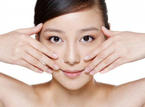 Vì sao phụ nữ cần phải thường xuyên massage mặt?