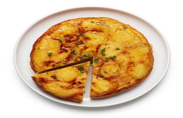 Thử trổ tài nấu trứng omelette trứ danh kiểu Tây Ban Nha