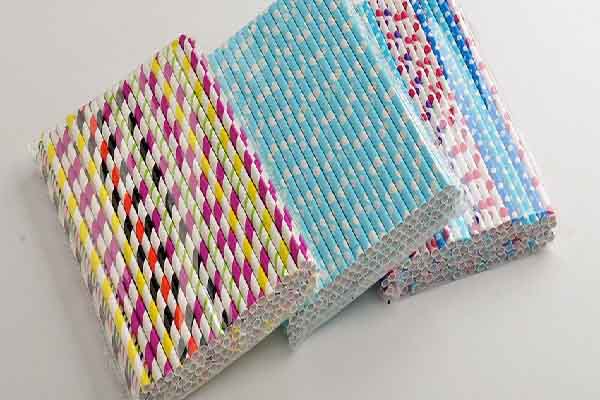 Starbucks thay ống hút nhựa bằng ống hút giấy, có là đủ?