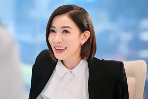 Xa Thi Mạn tuổi 50: Vẻ ngoài nhuận sắc, được săn đón sau phim ‘Nữ hoàng tin tức’ 