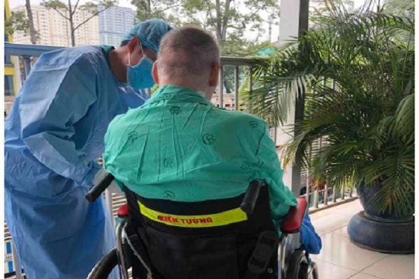 Phi công người Anh hồi phục kỳ diệu, đã cầm bút viết chữ, ra ngoài phơi nắng