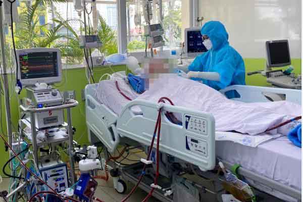 Phi công người Anh trò chuyện với Ban giám đốc Bệnh viện Chợ Rẫy