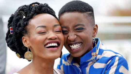 Sau lệnh cấm, phim đồng tính nữ bán vé không kịp