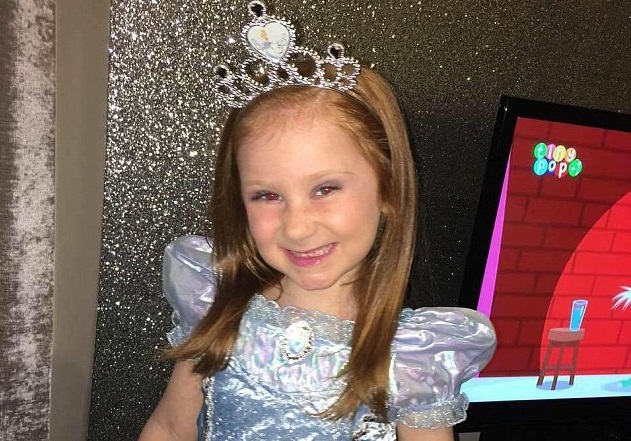 Nhờ nhận ra nụ cười khác biệt mà bố mẹ đã cứu sống con