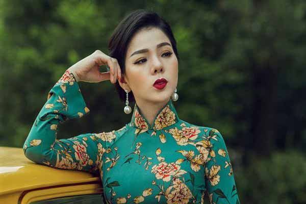 Ca sĩ Lệ Quyên nghẹn ngào khóc bên mộ bố