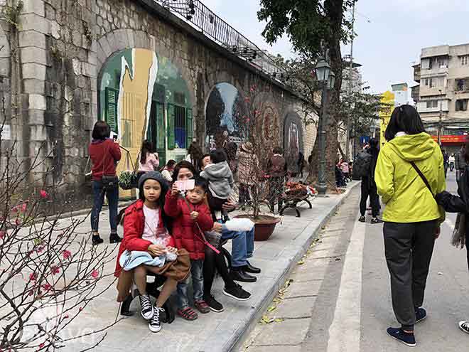 Tái hiện Hà Nội xưa qua những bức vẽ tại phố bích họa Phùng Hưng