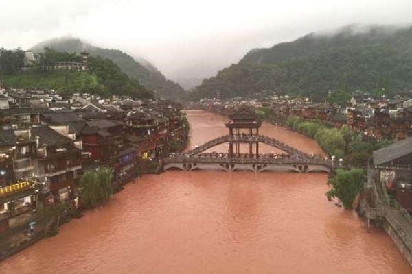 Phượng Hoàng cổ trấn bị chìm trong nước lũ