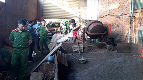 Bắt quả tang một cơ sở chế biến nông sản dùng lõi pin để nhuộm cà phê