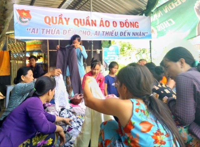 Quần áo 0 đồng của nhóm tuổi trẻ Sóc Trăng mang lại niềm vui cho người nghèo
