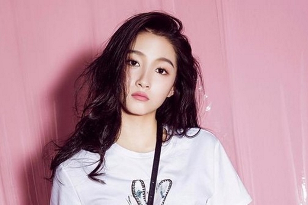 Mỹ nhân Quan Hiểu Đồng “gây sốt” vì ăn kiêng với… tôm hùm