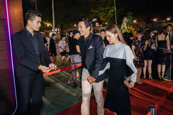 Quang Tuấn nắm chặt tay Linh Phi trên thảm đỏ