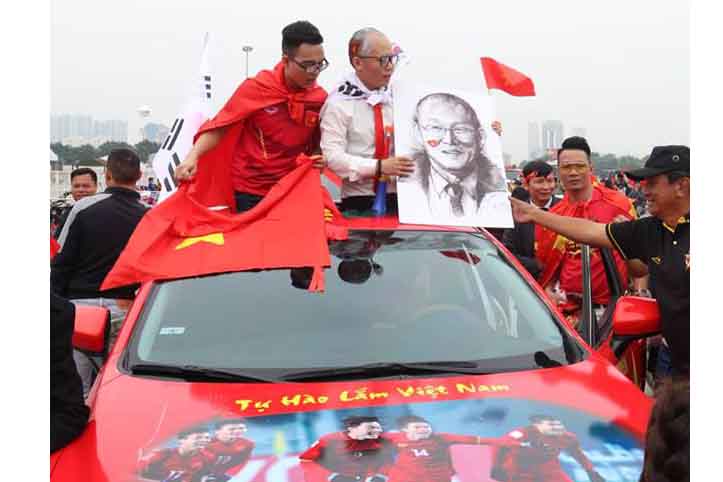 Rực rỡ sắc màu cổ động viên tại ‘nhà hát’ Mỹ Đình trước giờ bóng lăn