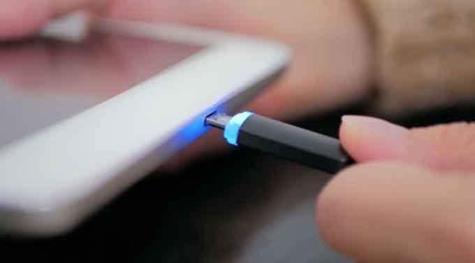 Một cô gái trẻ ở Thanh Hóa mất mạng vì dùng tay ướt sạc điện thoại