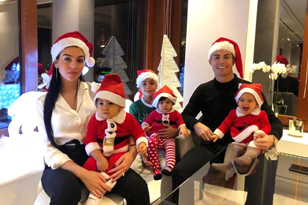 Sao bóng đá quây quần bên vợ con ngày Giáng sinh