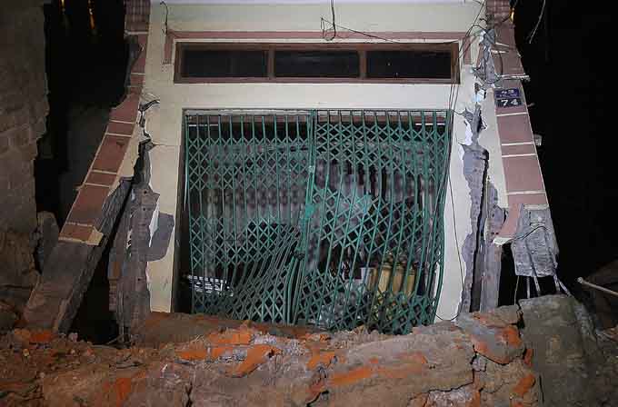 Hòa Bình – Nhiều ngôi nhà muốn nứt gãy đổ xuống sông Đà