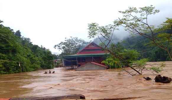 Nước lũ đổ về từ Lào, người dân ở miền Trung phải di dời trong đêm