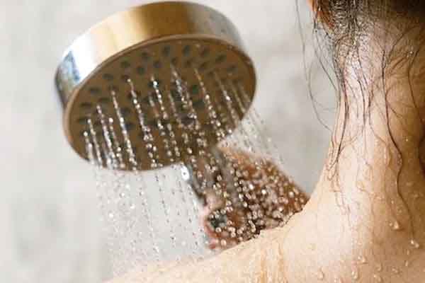 Khi bị sốt xuất huyết, tắm như thế nào cho đúng