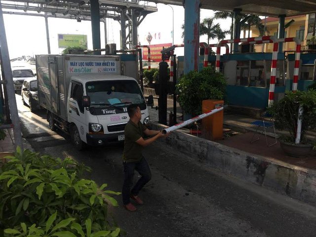 Trạm BOT Tân Đệ, tài xế hất tung barie và không trả phí