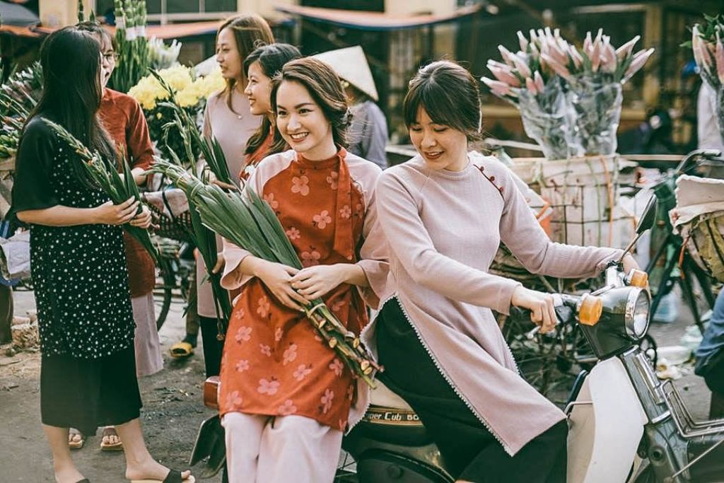 Người dân đổ xô ra đường, mê mẩn không khí se lạnh ở TP.HCM