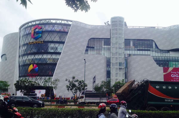 Khách phải cuốc bộ trên thang cuốn tham quan mua sắm tại Trung tâm thương mại Gigamall Thủ Đức
