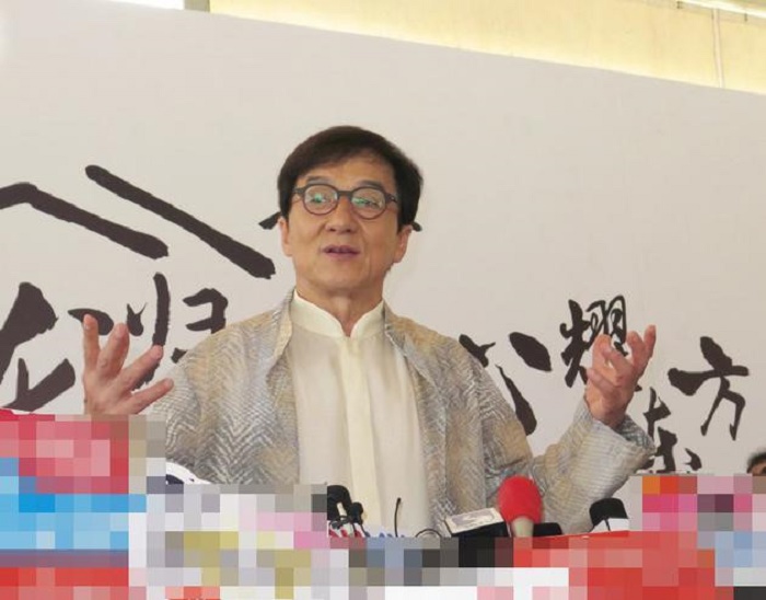 Ngôi sao Thành Long: Bố tậu máy bay riêng, con ở gầm cầu