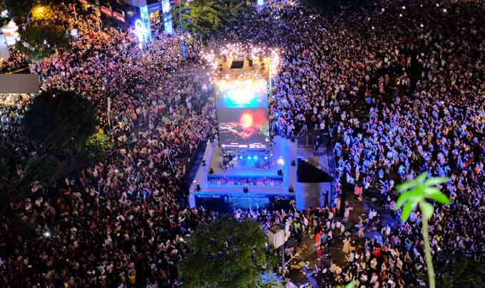 Khán giả nô nức đến phố đi bộ xem Thanh Bùi hát cùng Apl De Ap