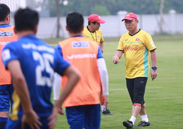 Thầy Park gỡ rối thế nào cho hàng thủ?