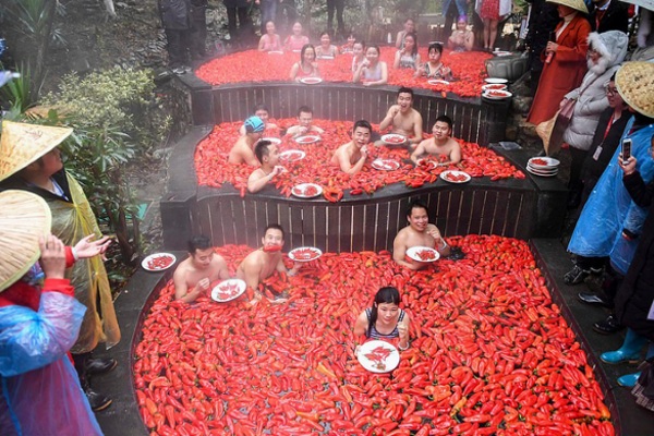 ‘Nữ hoàng ớt’ ăn 20 quả một phút trong suối nước nóng